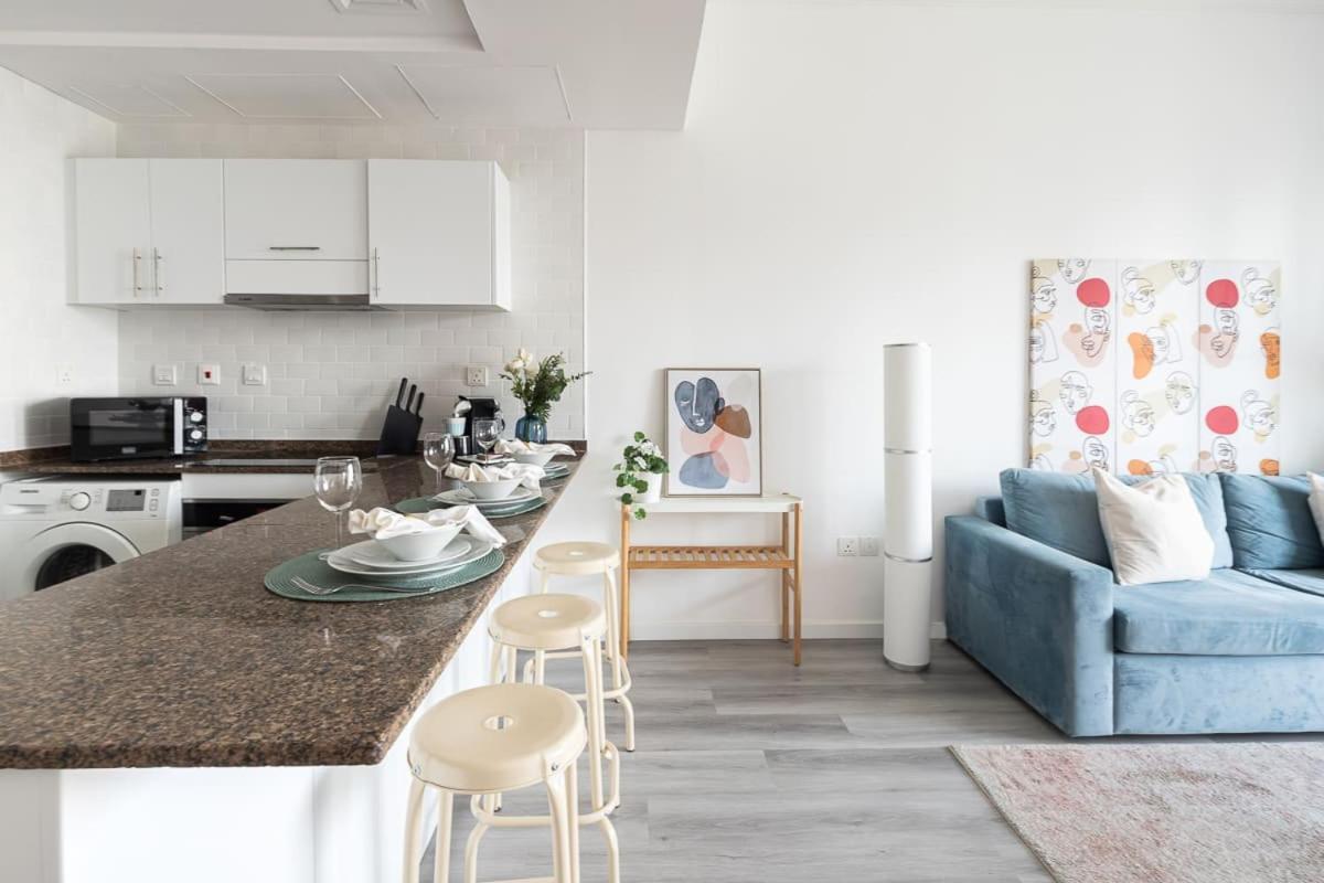Frank Porter - Bay Central - West Tower Apartment *